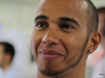 Lewis Hamilton is fut majd a lánggal