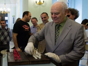 A Nemzet Sportolója a Vasasban sakkozik