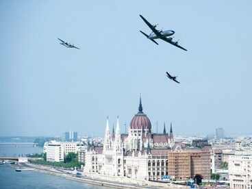 Légi parádé és versenyautók Budapest belvárosában