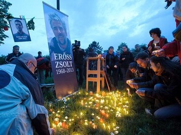 Hegymászás: több ezren gyújtottak gyertyát Erőssék emlékére Erdélyben