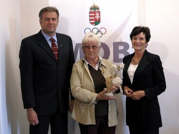 Fábiánné Rozsnyói Katalin a MOB-ban átvette a „Nők Sportjáért” életműdíjat