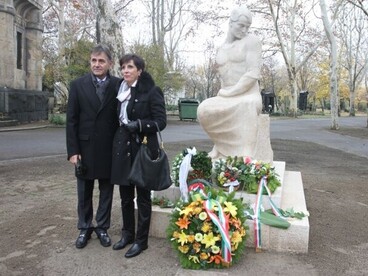 Maros Magda és férje újíttatta fel Ady Endre síremlékét