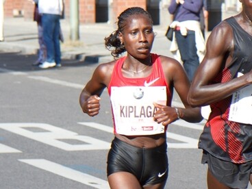 A kenyai versenyző világrekordja női félmaratonon
