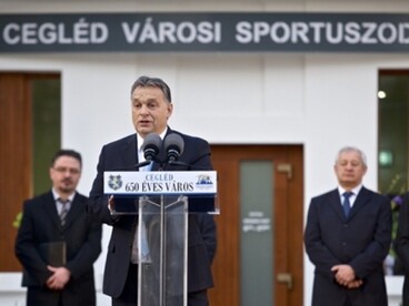 Orbán Viktor: Minden járási központban uszoda épül