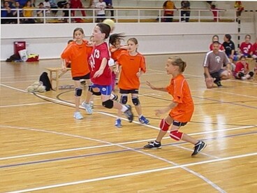 Szivacslabda verseny és labdarúgó torna az ötkarikás iskolák részére