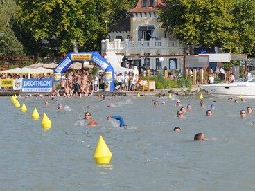 Több mint hétezren úszták át a Balatont