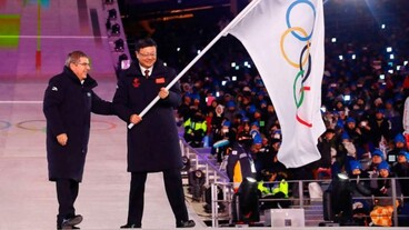 Peking máris készül - megérkezett az olimpia zászlaja a Kínai Nagy Falhoz