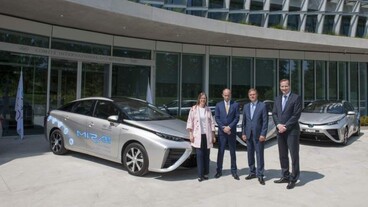 Zéró károsanyag-kibocsátású hidrogén üzemanyagcellás autókkal támogatja a NOB-ot a Toyota