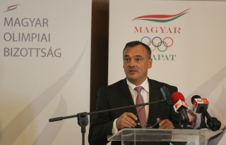 AYOF és EYOF jutalmazás, Hímnusz a sportversenyeken, Poli-Farbe együttműködés aláírása