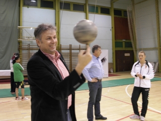 A labda zsonglőr Fábián László (MOB)
