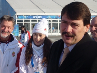 dr.Balogh Péter vezető csapatorvos, Lina, a rövidpályás gyorskorcsolyázók szaktanácsadója és Áder János