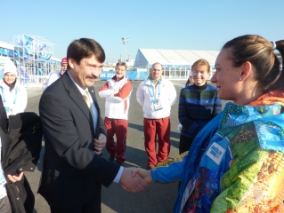 Áder János, köztársasági elnököt Jelena Iszinbajeva , kétszeres olimpiai bajnok rúdugró, az Olimpiai Falu polgármestere köszönti