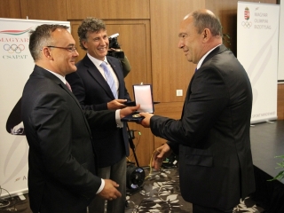 Dobos Imre veszi át dr. Elek István MOB Érdemérmét