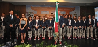 Halász Bence a Magyar Olimpiai Csapat zászlajával