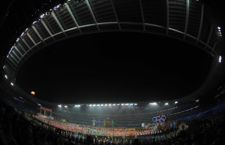 Li Hszu-jong, az ifjúsági olimpia szervezőbizottságának vezetője és Thomas Bach, a Nemzetközi Olimpiai Bizottság elnöke mondott beszédet a megnyitón