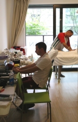 Az egészségügyi szobában dr. Tóth Szabolcs, a háttérben Maros Ede
