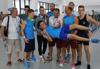 A magyarok egy csoportja a falu konditermében.<br />
(balról: Flórusz János (judo edző), Sárecz Márton (judo), Kardos Botond (torna), Gercsák Szabina (judo), Kállai Ákos (öttusa edző), Maros Ede (gyúró), Tóth József, Partali Csaba (vívó edző), Regős Gergely (öttusa), a fekvő Péni István (sportlövő) 