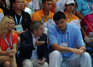 Thomas Bach, a NOB elnöke és Jao Ming beszélget