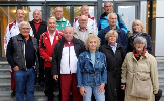 Az 1964-es olimpia érmesei útra készek:<br />
Fent: Szentmihályi Antal, Komora Imre, Palotai Károly, Gelei József, Hesz Mihály<br />
Középen: dr. Bodnár András, Ihász Kálmán, Kulcsár Gergely, dr. Kausz István, Sákovicsné Dömölky Lidia<br />
Első sor: Kárpáti György, Antal Márta, Rejtő Ildikó, Juhász Katalin (Makray Katalin Tokióban csatlakozott a csapathoz)