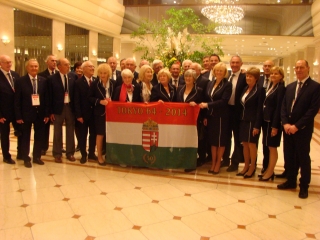Indulás előtt a szállodában a magyar küldöttség