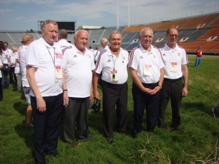 A Meji Olimpiai Stadionban az olimpiai bajnok labdarúgók: Gelei József, Komora Imre, Ihász Kálmán, Palotai Károly, Szentmihályi Antal