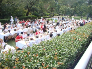 Tokyo Memorial Tour: ebéd egy előkelő szálloda kertjében