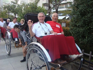 Riksával Asakusa városrészben: Hesz Mihály és 50 évvel korábbi ellenfele Daisaburo Honda