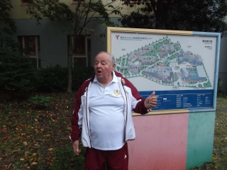 Az olimpiai falu térképe előtt Kárpáti György