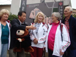Vívó olimpikonjainak a vendéglátóval  a Waseda egyetem bejáratánál