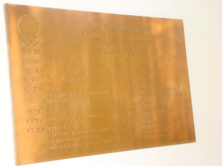 A Waseda csarnok aranytáblája 1964 bajnokainak nevével