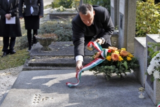 Borkai Zsolt dr. Lemhényi Dezső sírjánál