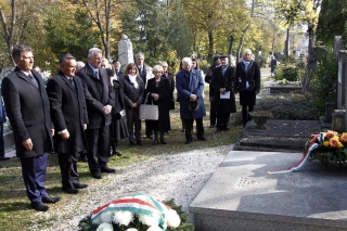 dr. Lemhényi Dezső sírjánál