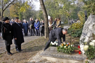A MOA Tanács tagjai: dr. Jakabházyné Mező Mária, Magyar Zoltán alelnök és Győr Béla dr. Csanádi Árpád sírjánál