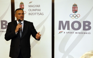 Borkai Zsolt, a MOB elnöke  köszönti a megjelent olimpikon társait