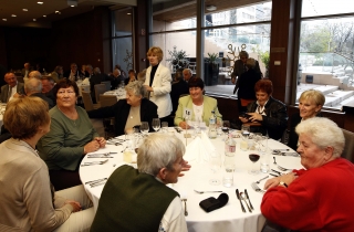Kézilabdázók, balról:Kéziné Pethő Zsuzsanna, Tóth Harsányi Borbála, Tóth Harsányi Katalin, Berzsenyi Mária, Lelkesné Tomann Rozália (áll), Horváth Klára, Nagy Ilona, Megyeriné Pacsai Márta, Bujdosó Ágota