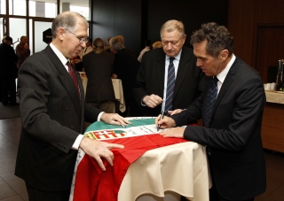 Gelei József és Nébald György dedikál