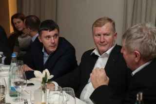 Siklós Erik beszélget a borászokkal
