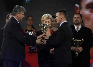 Nem olimpiai sportágak, szövetségi kapitányok: Sziklenka László (sárkányhajó). A díjat Mocsai Lajos (balra) adta át.<br />
