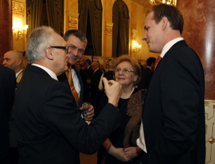 Kulcsár Krisztián (jobb szélen) beszélget a FIE vendégekkel