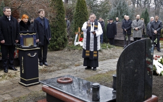 Balra a gyászoló család