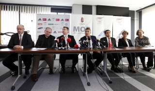 Sajtótájékoztató, az asztalnál az Olimpiai Védnöki Testület tagjai és Szabó Bence