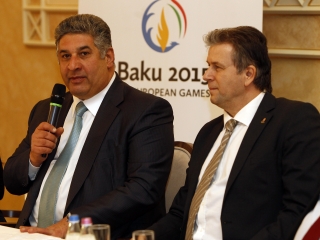 Azad Rahimov  és Fábián László a sajtótájékoztatón a Vigadóban