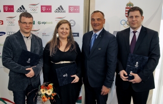 A Nemzeti Sport díjazottjai Borkai Zsolttal: balról Szűcs Miklós, Tóth Anita és Sz. Nagy Tamás