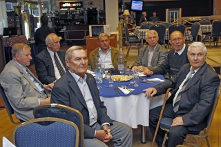 Labdarúgó bajnokaink és egy vendég ökölvívó: (Balról) : Ihász Kálmán, Gelei József, Palotai Károly, Keglovich László, Szalay Miklós, Szentmihályi Antal, Gedó György
