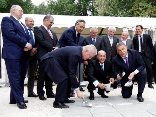 Orbán Viktor miniszterelnök, Julio Maglione a FINA elnöke valamint Tarlós István főpolgármester pénteken délelőtt letette a Dagály Uszodaközpont alapkövét