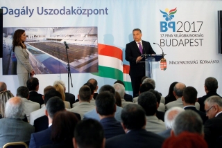 Orbán Viktor köszönti a jelenlévőket, köztük az olimpiai bajnok és érmes úszókat, vízilabdázókat, város- és FINA-vezetőket