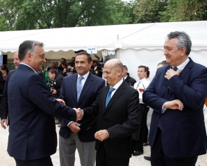 Orbán Viktor miniszterelnök és Julio Maglione FINA-elnök már ismerősként köszönti egymást