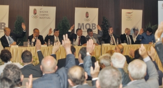  A MOB közgyűlése, szemben az elnöki asztal