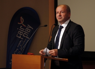 Dr. Simicskó István sportügyekért felelős államtitkár