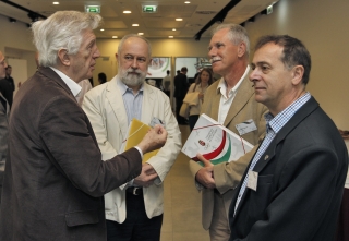 Szakmai beszélgetés a konferencia szünetében